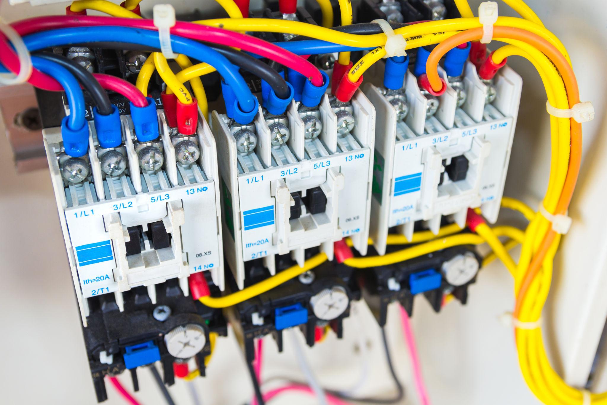 Interruptores automáticos etiquetados Q21 Q22